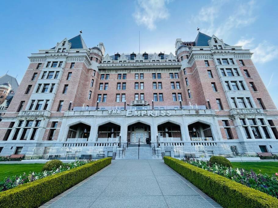 Spacious Downtown 2 Bedroom Condo With Pool And Air Conditioning Victoria Zewnętrze zdjęcie