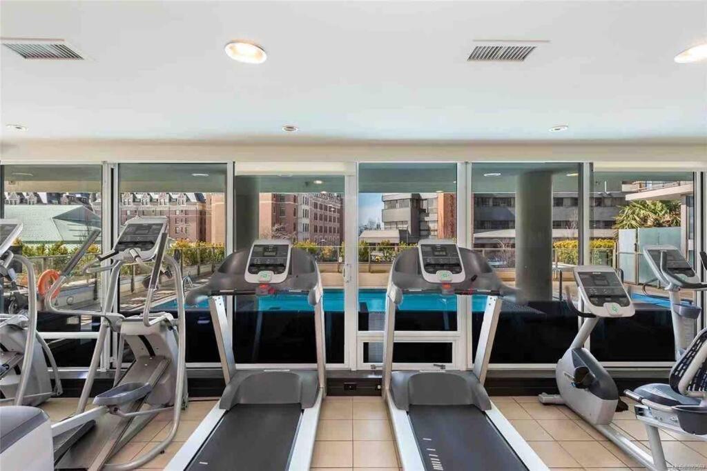 Spacious Downtown 2 Bedroom Condo With Pool And Air Conditioning Victoria Zewnętrze zdjęcie