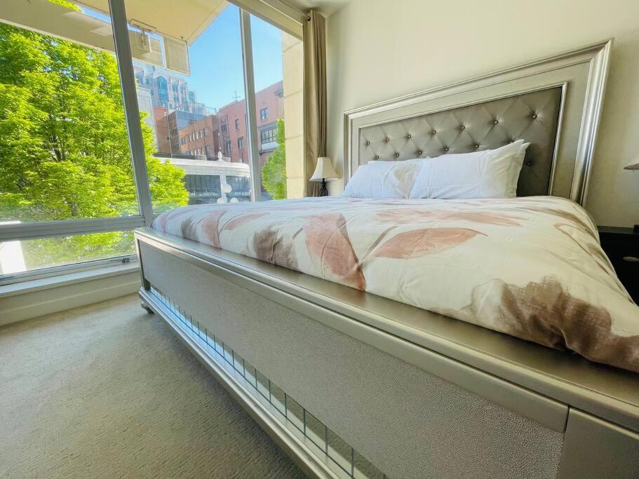 Spacious Downtown 2 Bedroom Condo With Pool And Air Conditioning Victoria Zewnętrze zdjęcie