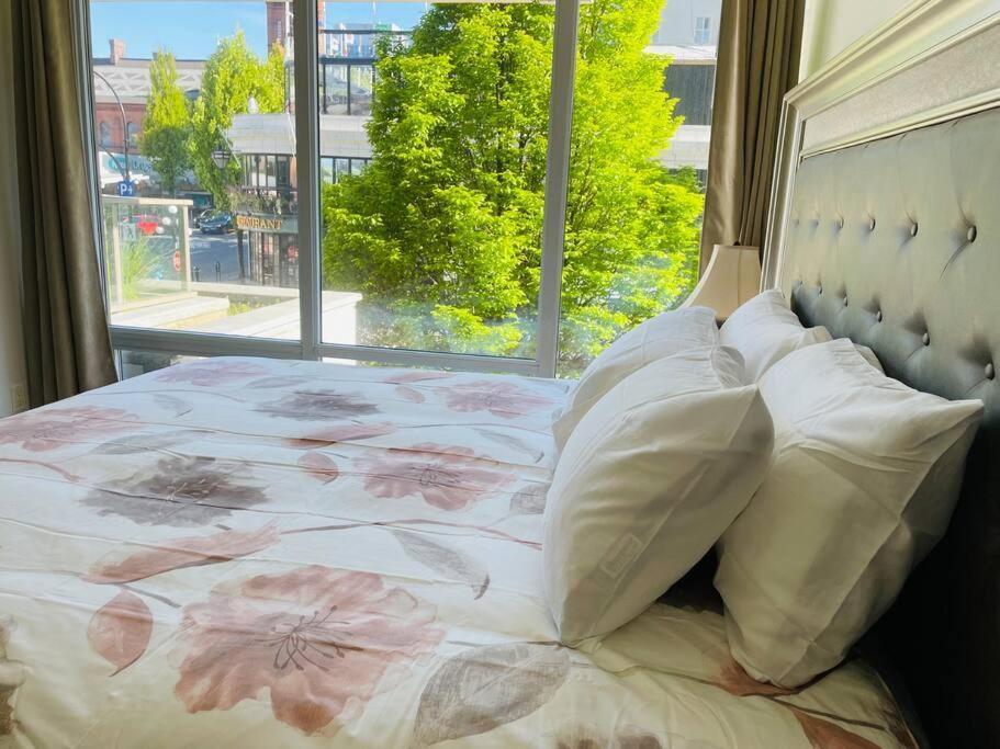 Spacious Downtown 2 Bedroom Condo With Pool And Air Conditioning Victoria Zewnętrze zdjęcie