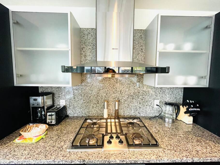 Spacious Downtown 2 Bedroom Condo With Pool And Air Conditioning Victoria Zewnętrze zdjęcie
