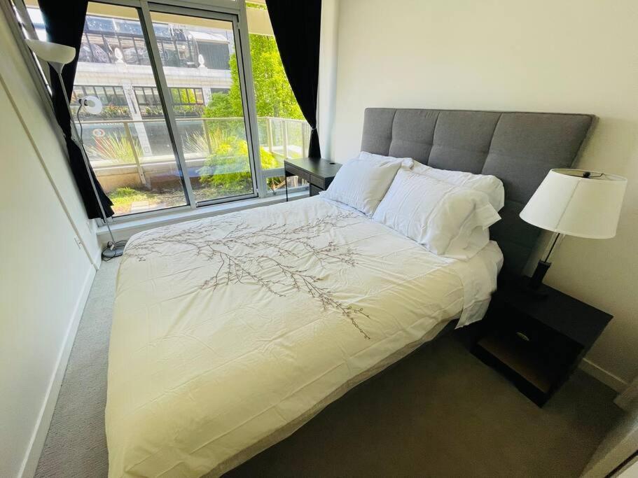 Spacious Downtown 2 Bedroom Condo With Pool And Air Conditioning Victoria Zewnętrze zdjęcie