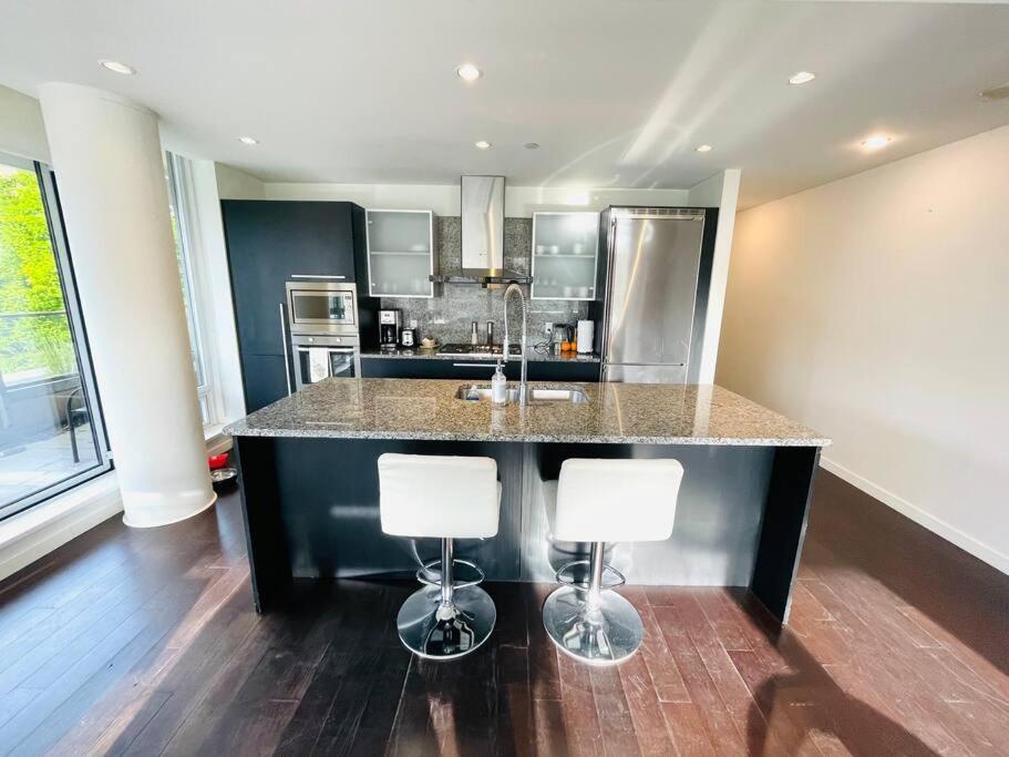 Spacious Downtown 2 Bedroom Condo With Pool And Air Conditioning Victoria Zewnętrze zdjęcie